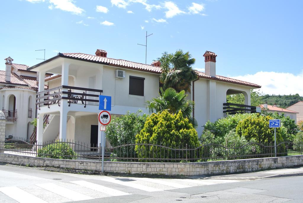 Apartmaji Nika إيزولا المظهر الخارجي الصورة